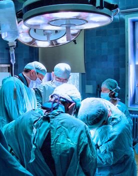 Los cirujanos cardiacos realizan muchos tipos distintos de intervenciones en la insuficiencia cardiaca.